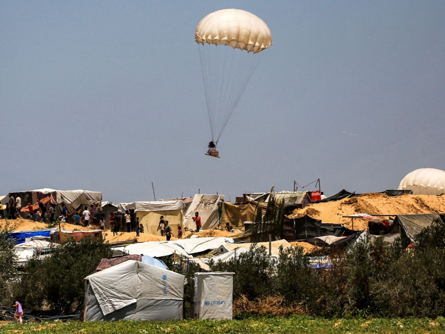 Israel volta a atacar centro de Gaza, onde se sobrevive com água do esgoto