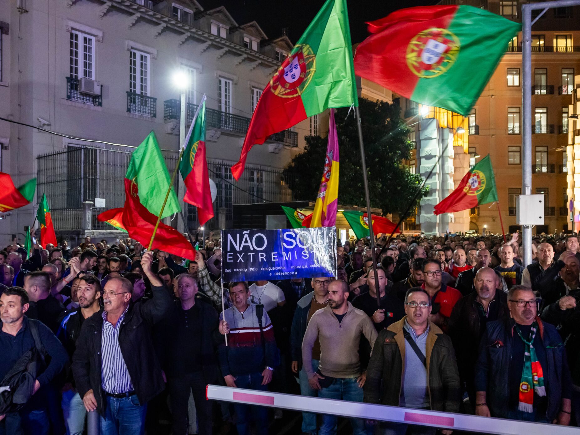 Polícias em protesto junto ao Capitólio, palco do debate entre Pedro Nuno Santos e Luís Montenegro