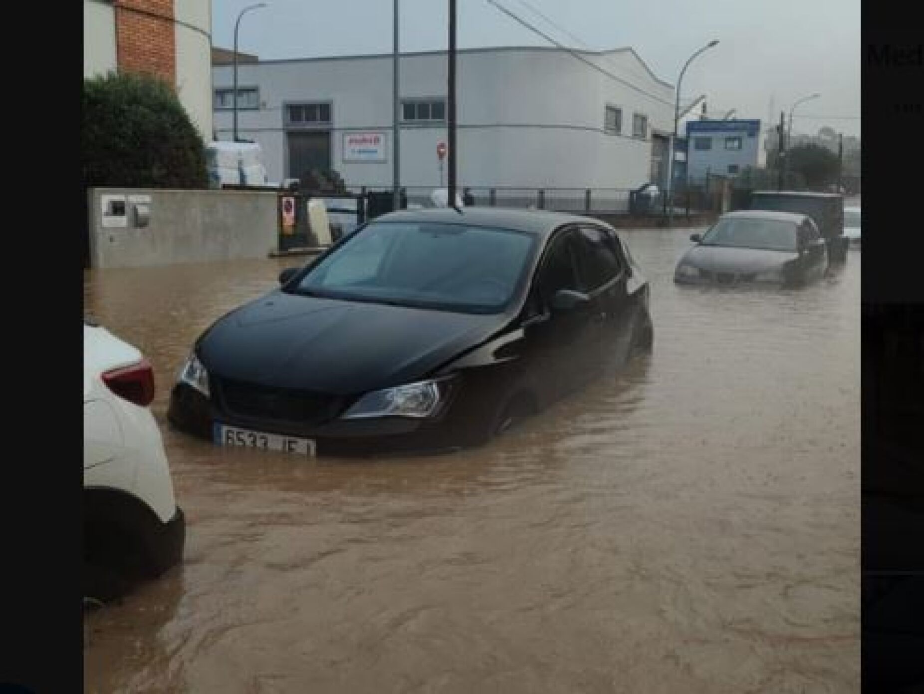 Estradas inundadas, comboios parados e voos desviados ou com atraso. Depois de Valência, Barcelona em alerta vermelho