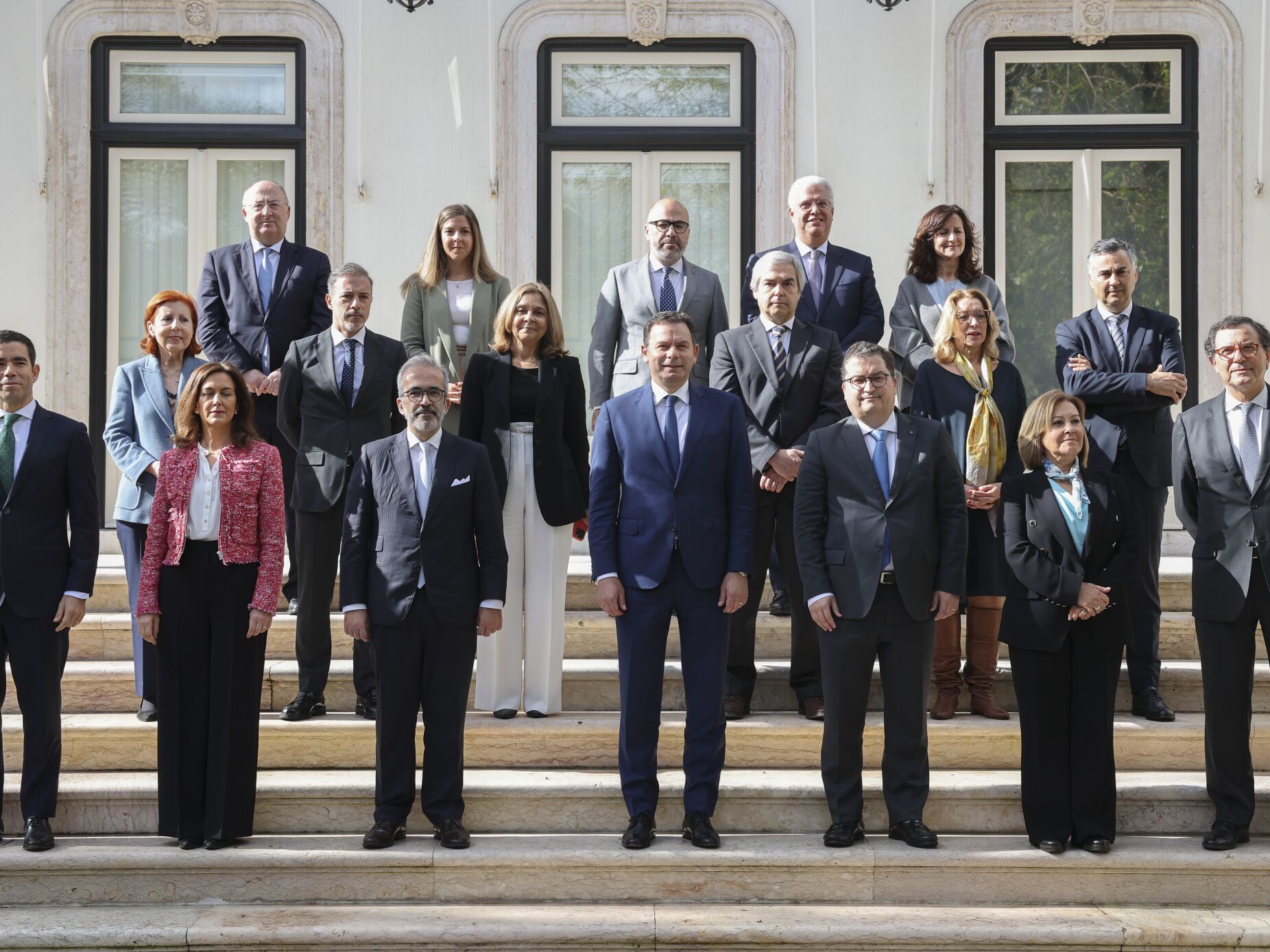 Primeira fotografia do novo Governo sem chuva e com Montenegro e 17 ministros