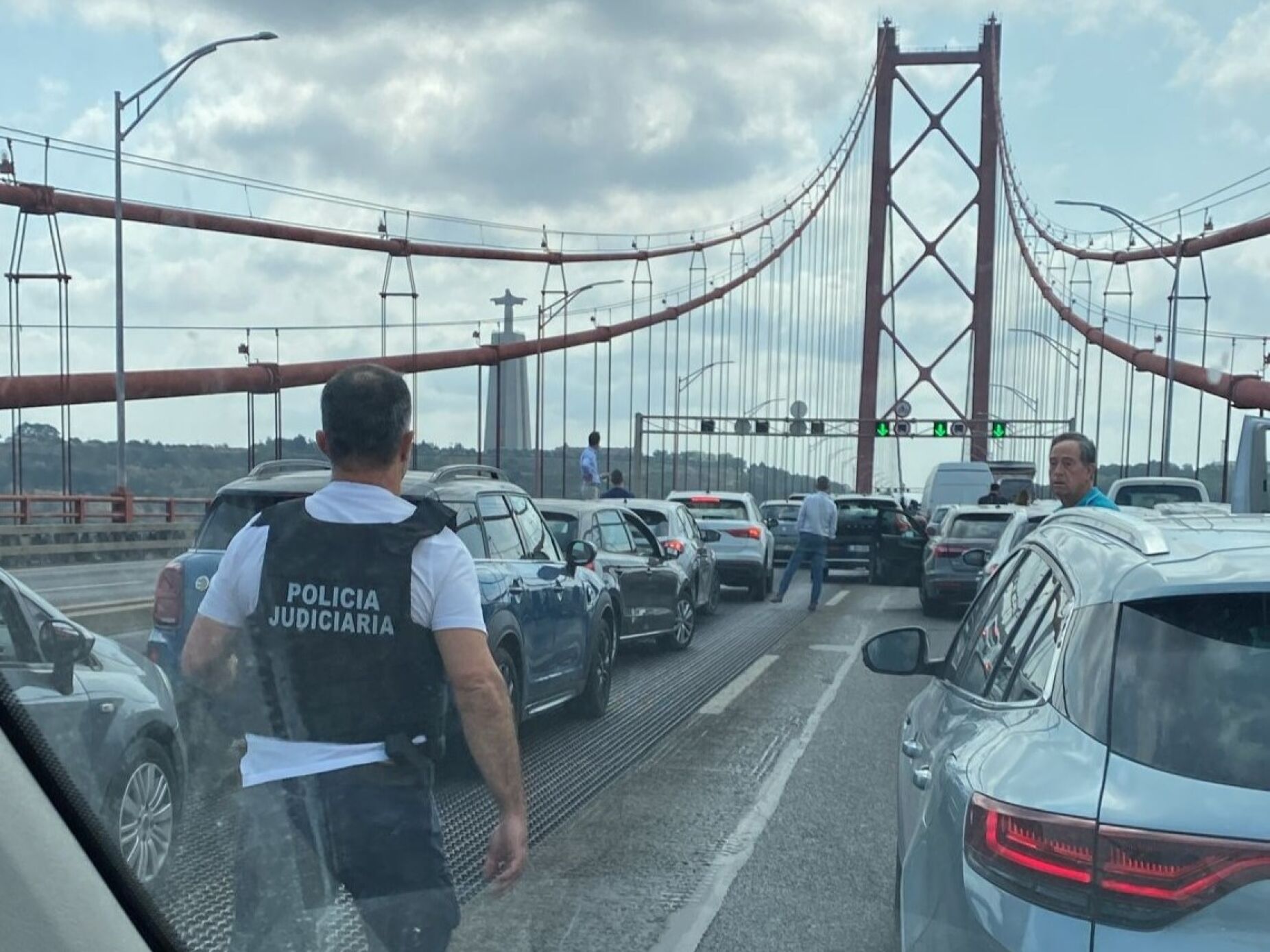 PJ fechou trânsito na Ponte 25 de abril e deteve três suspeitos de assalto a ourivesarias em Fátima