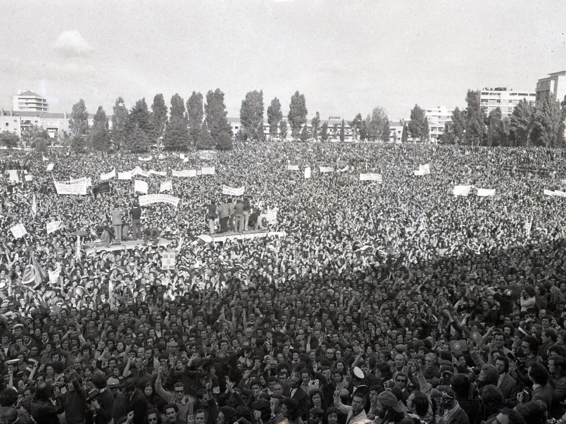 Primeiro 1.º de Maio em Democracia: “Foi um referendo à vitória revolucionária dos militares de Abril”