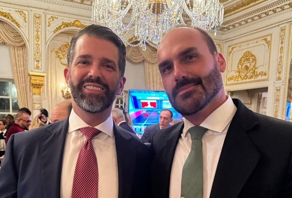 Filho de Jair Bolsonaro, Nigel Farage e Elon Musk na festa de Trump