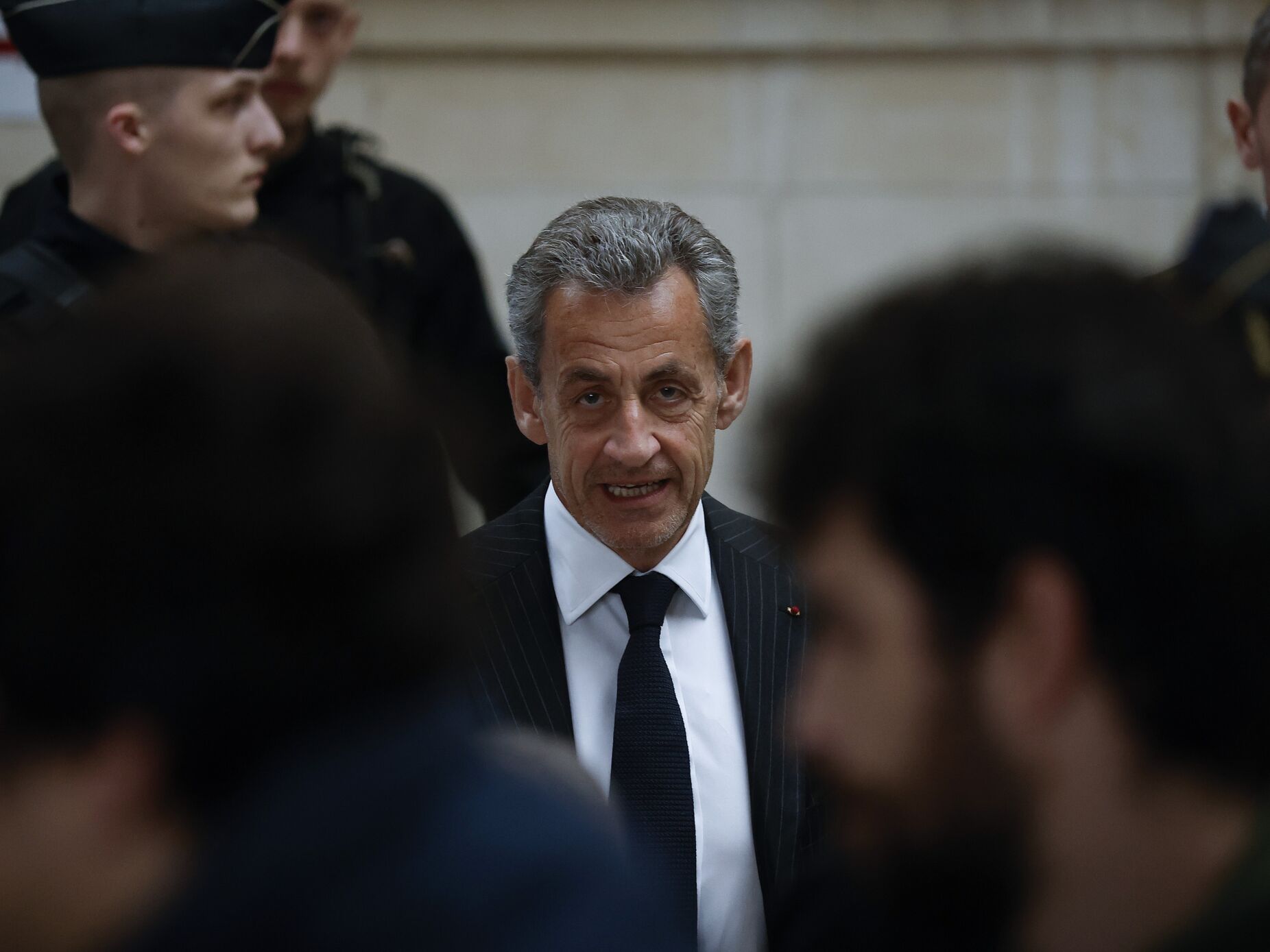 Tribunal da Relação condena Sarkozy a um ano de prisão, com seis meses de pena suspensa