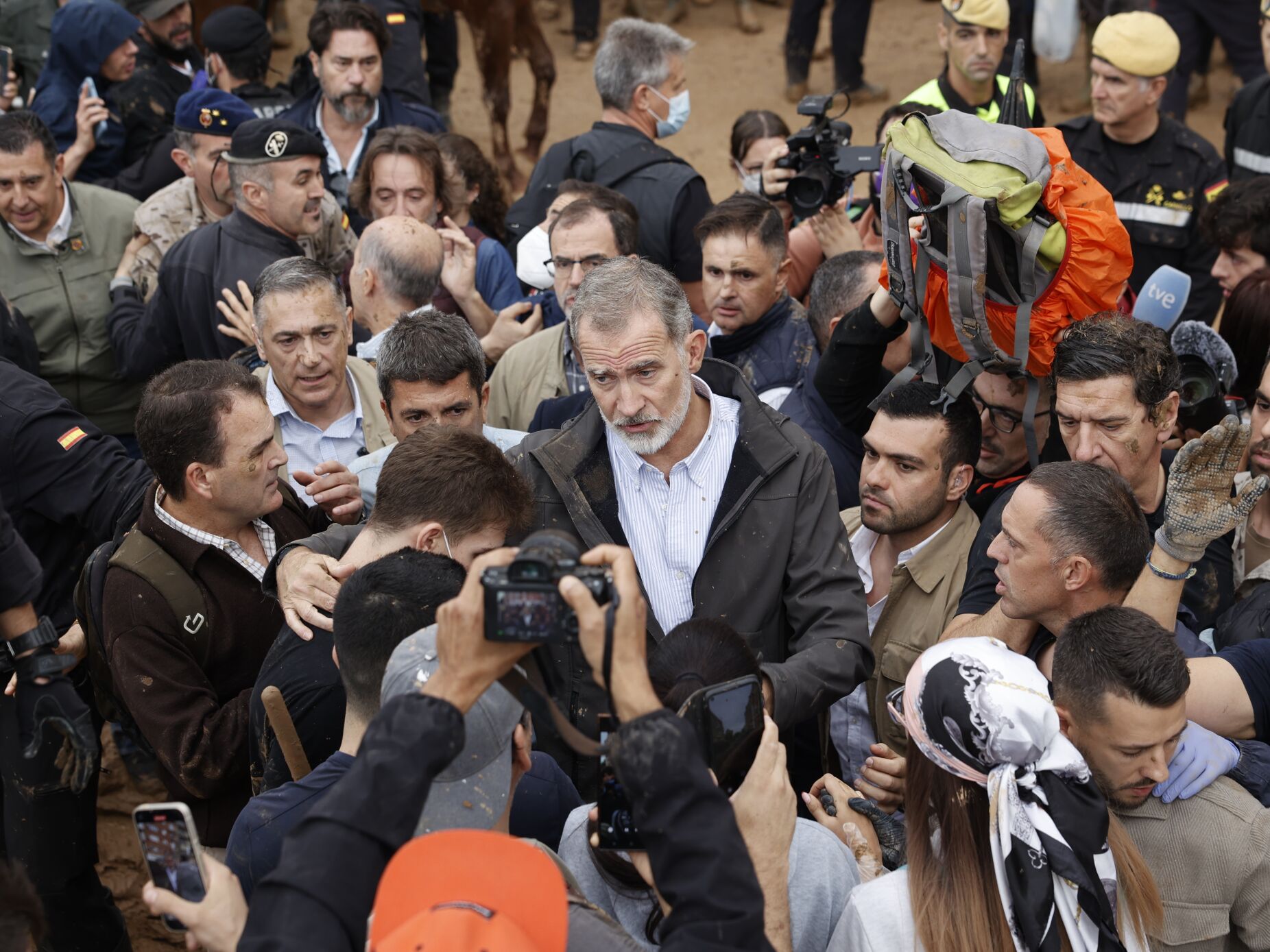 "Assassinos!" Rei de Espanha e Pedro Sánchez recebidos com lama e gritos de revolta em Paiporta