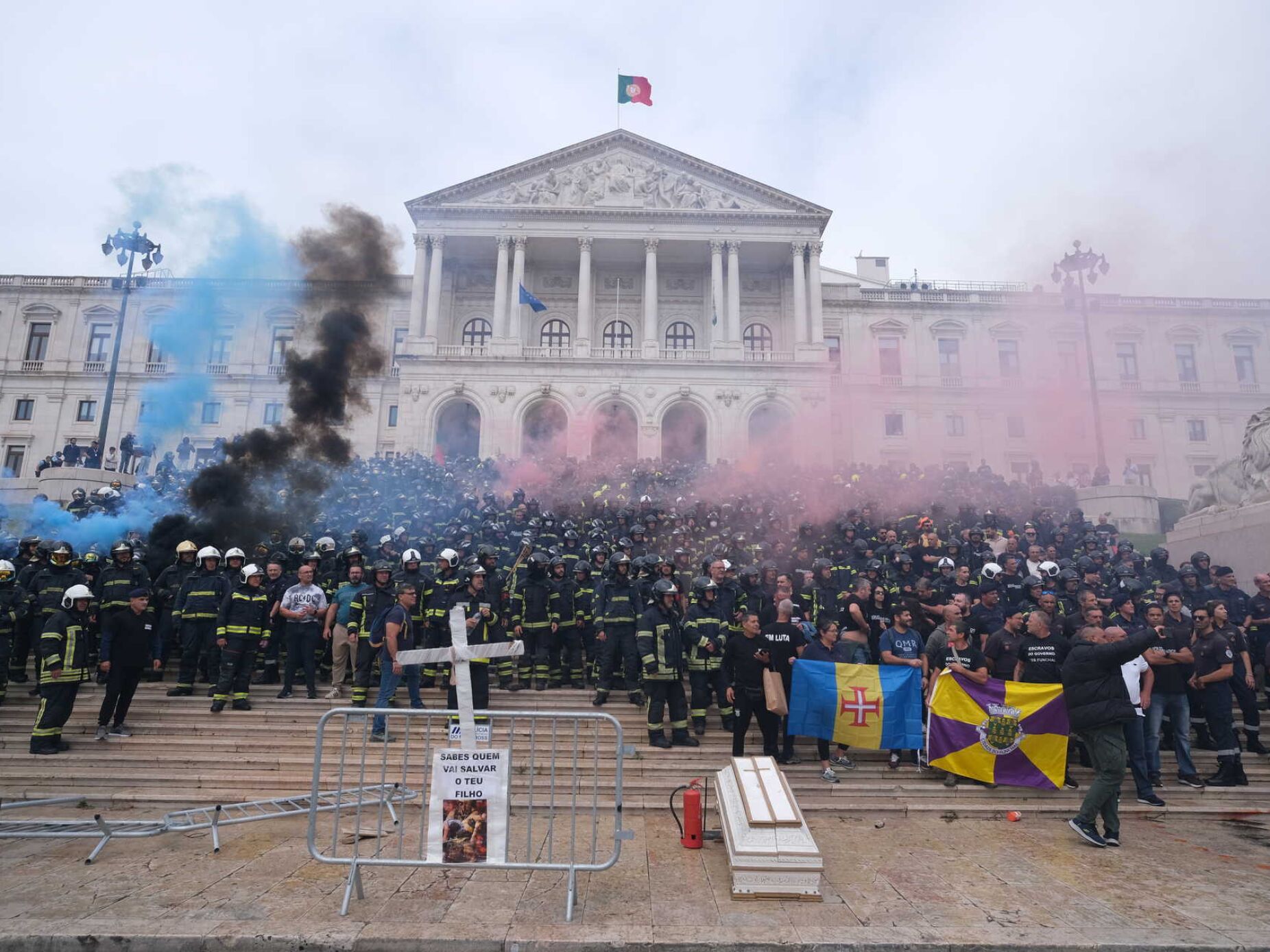 Sindicato dos bombeiros sapadores culpa Governo por excessos nos protestos