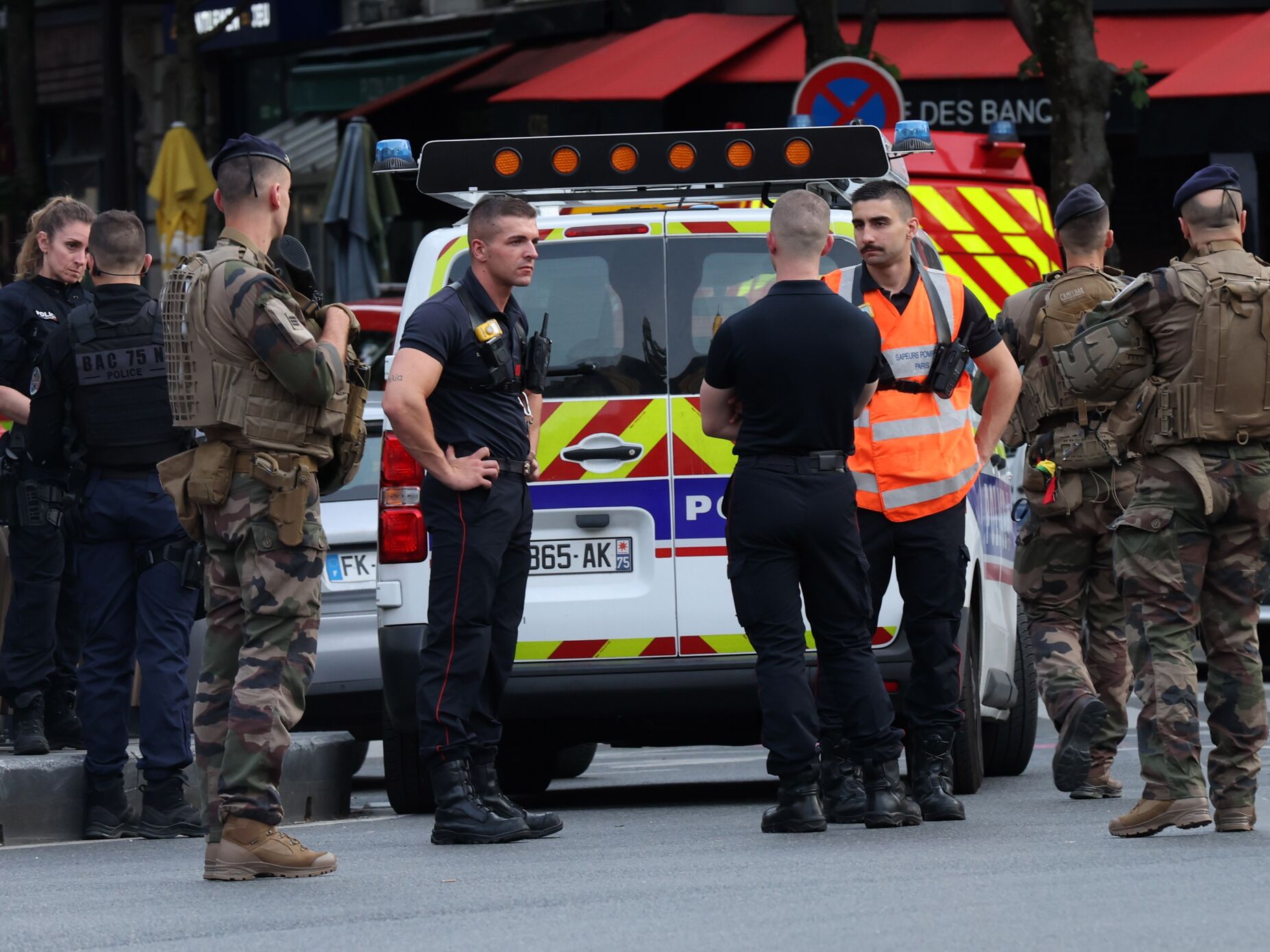 Embate de viatura contra esplanada em Paris faz 1 morto e 6 feridos