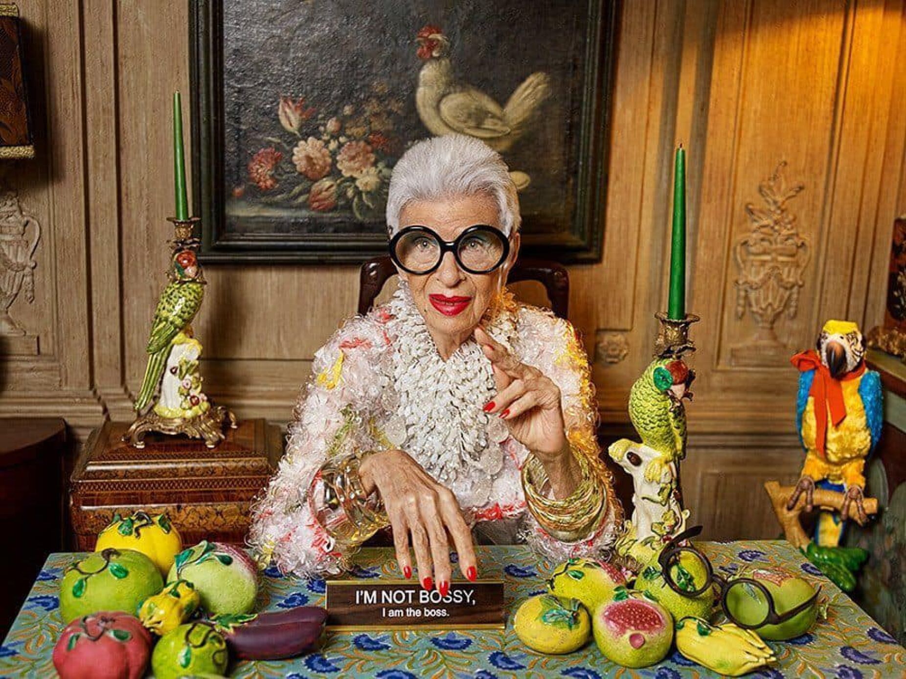 Ícone da moda Iris Apfel morre aos 102 anos