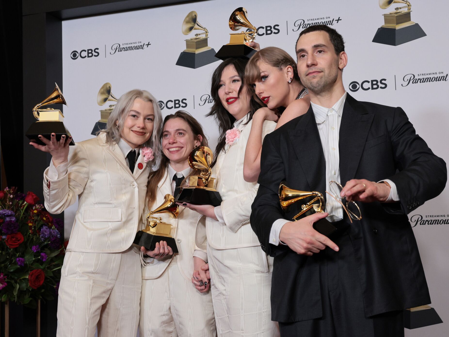 Taylor Swift, Phoebe Bridgers e Miley Cyrus. A noite dos Grammys foi das mulheres