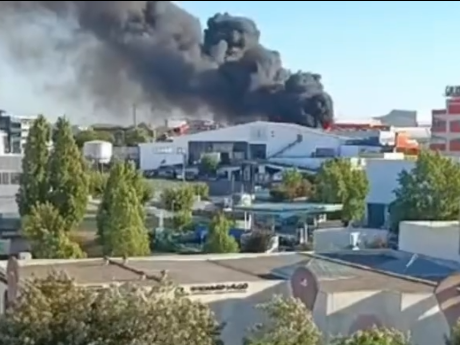 Fogo em armazém de veículos no Prior Velho destruiu mais de 200 carros