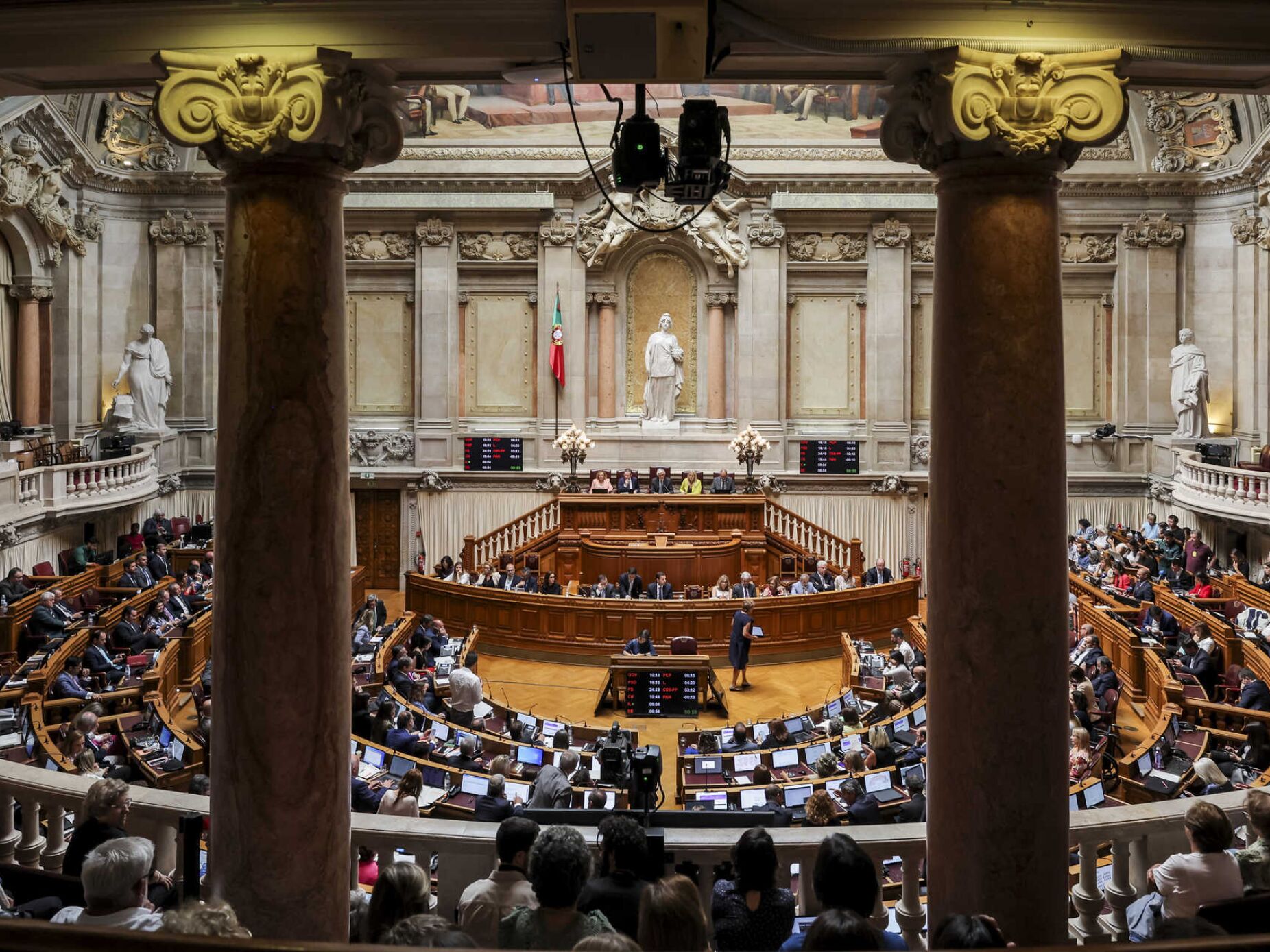 Parlamento aprova na generalidade faltas justificadas por endometriose e reforço de direitos na gravidez