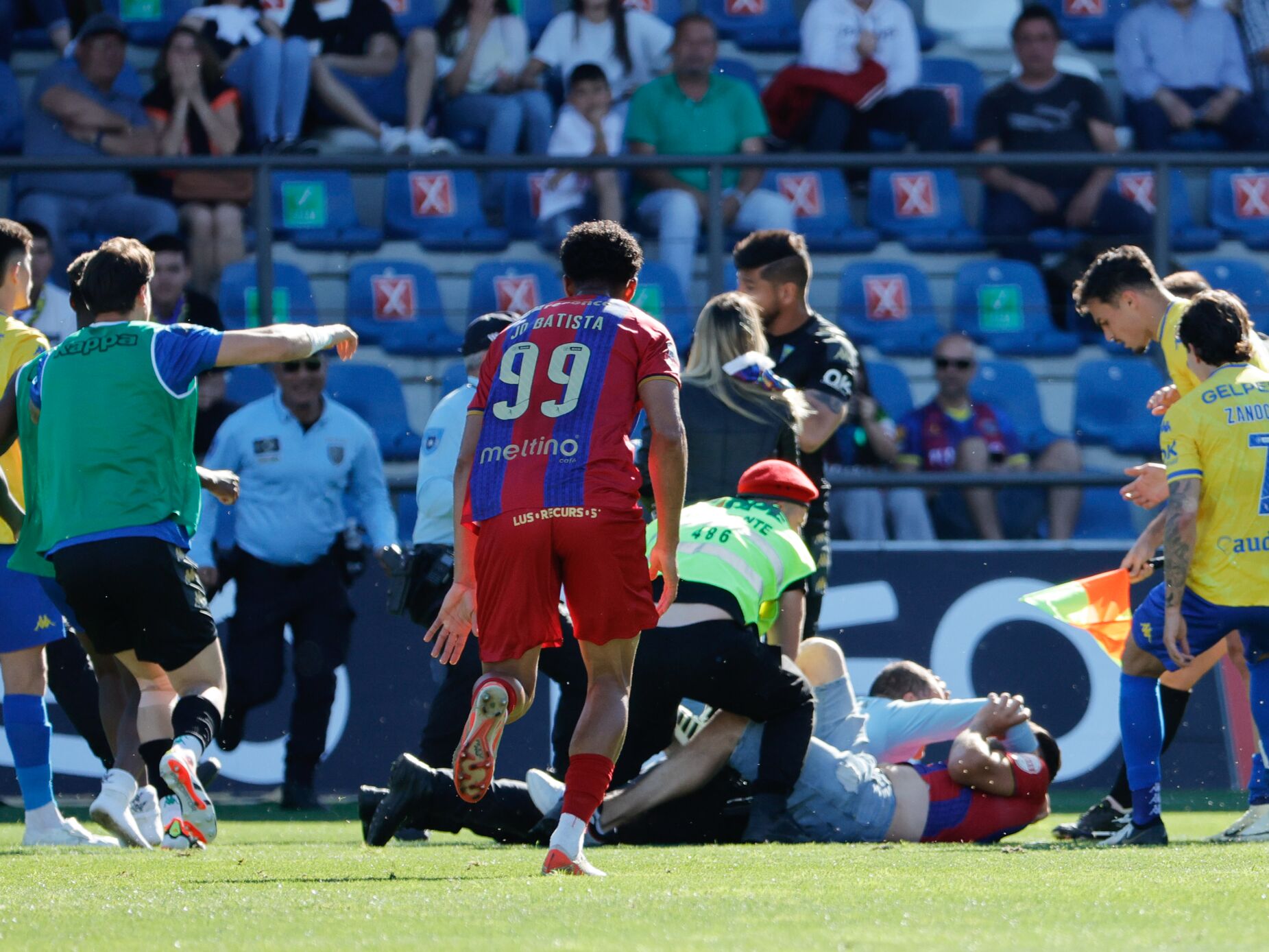 Com vídeo. Agressões entre adeptos do Chaves e jogadores do Estoril