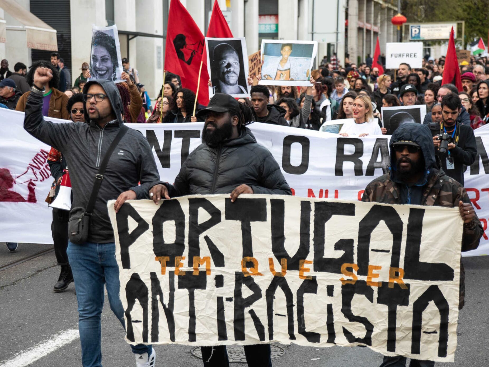 Manifestantes protestam contra racismo e xenofobia