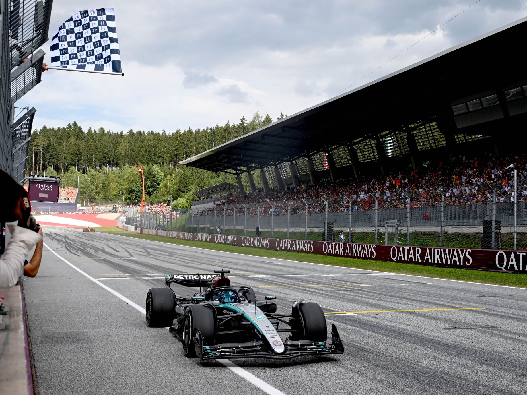 George Russell vence GP da Áustria após incidente de Verstappen e Norris