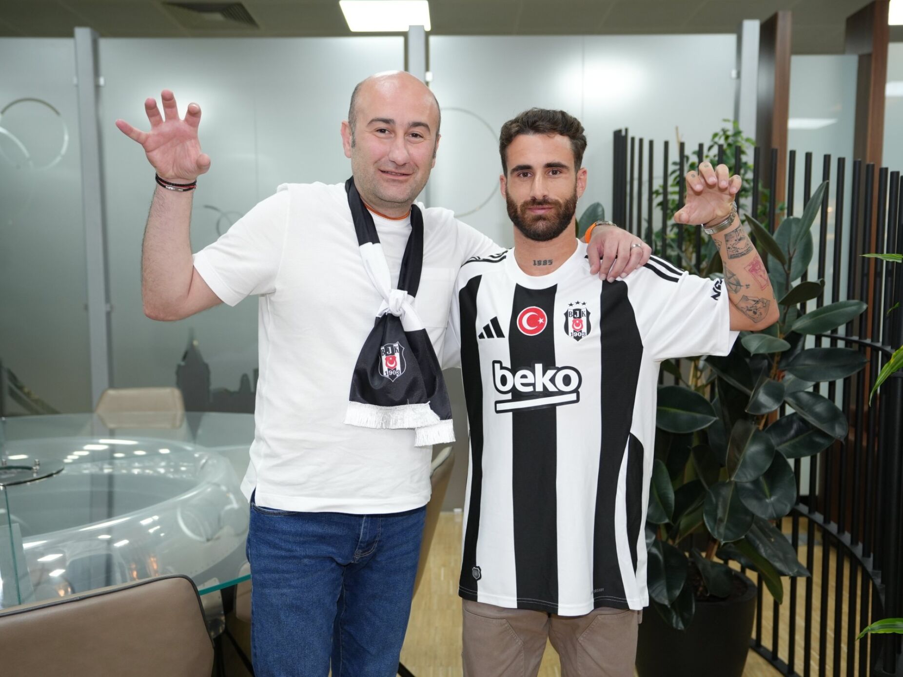 É oficial. Rafa Silva troca o Benfica pelo Besiktas da Turquia