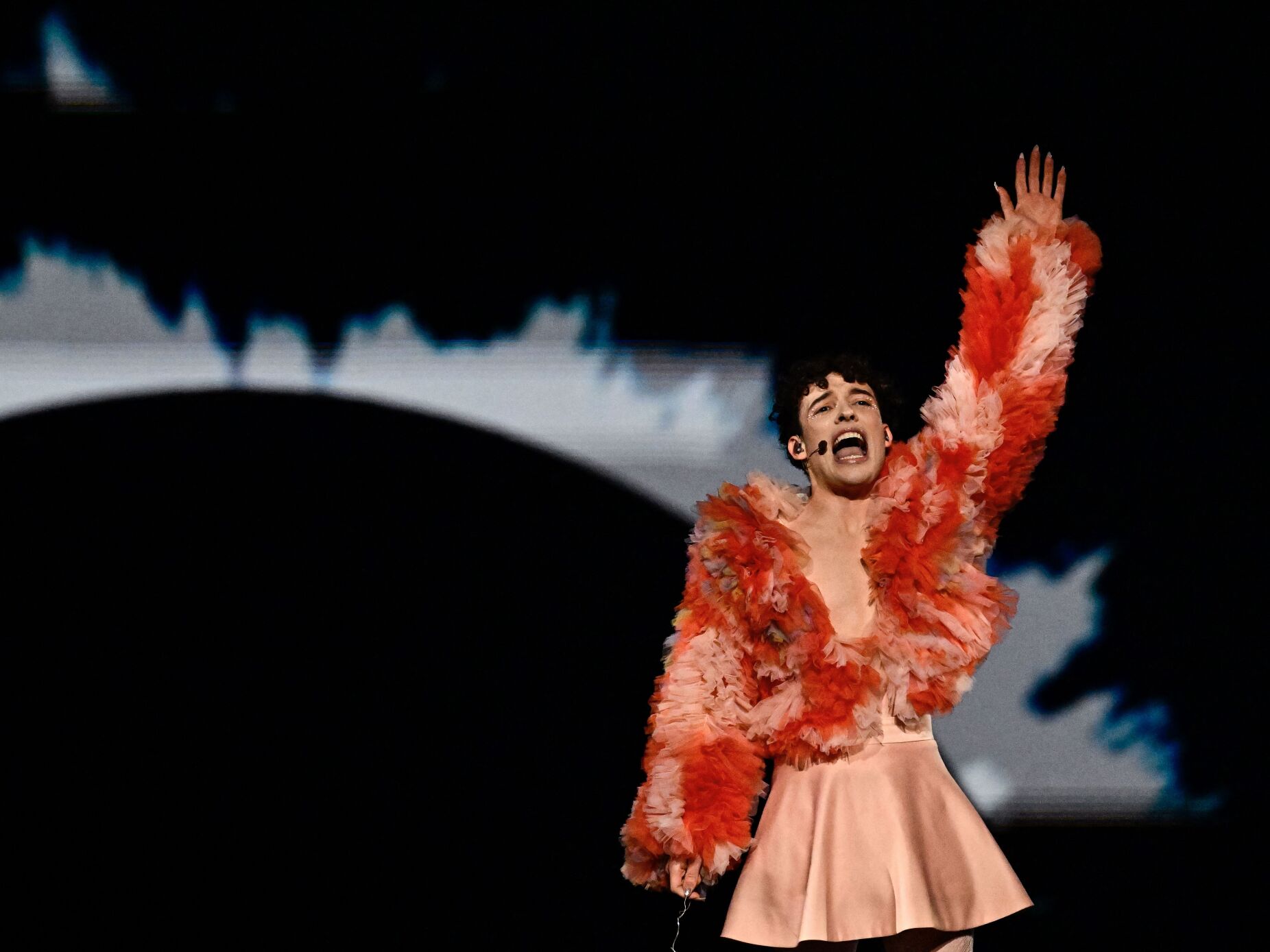 Nemo dá à Suíça terceira vitória no Festival Eurovisão com 'The Code'