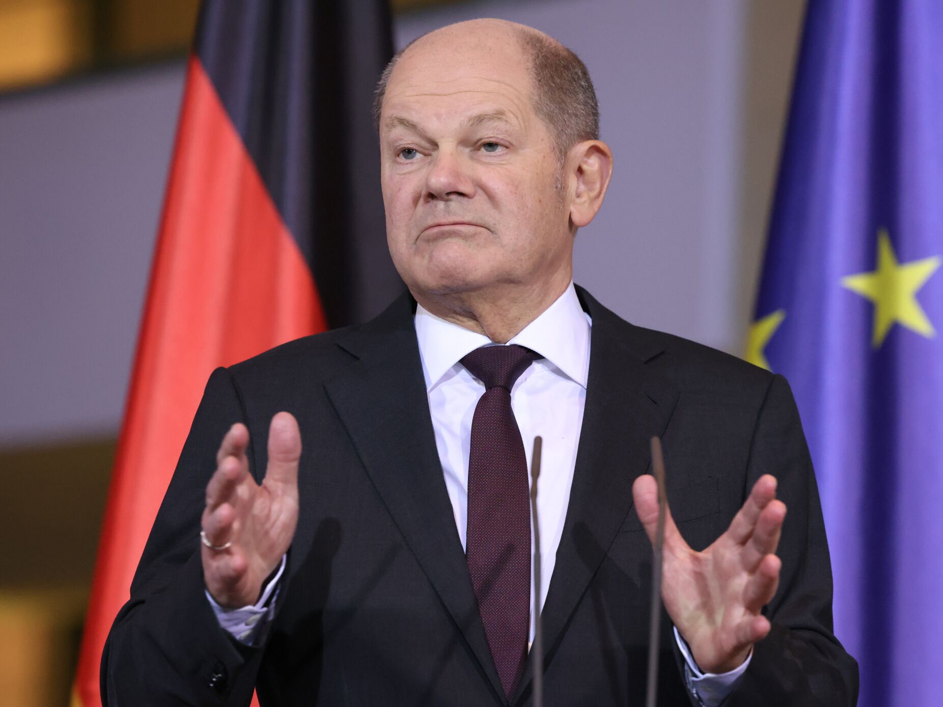 Chanceler alemão defende produção em "grande escala" de armamento na Europa