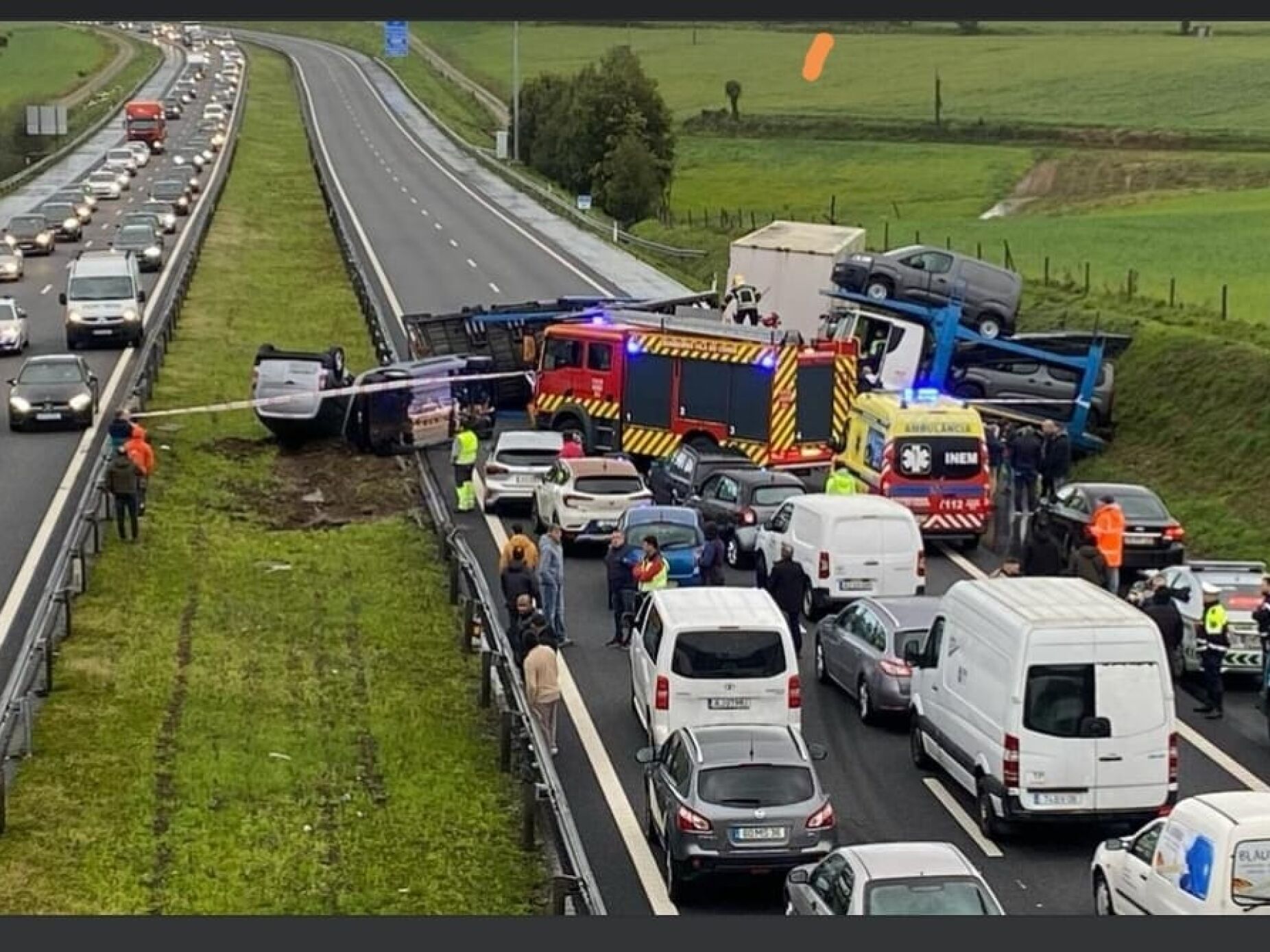 A28 cortada em Vila o Conde após despiste de camião que transportava carros