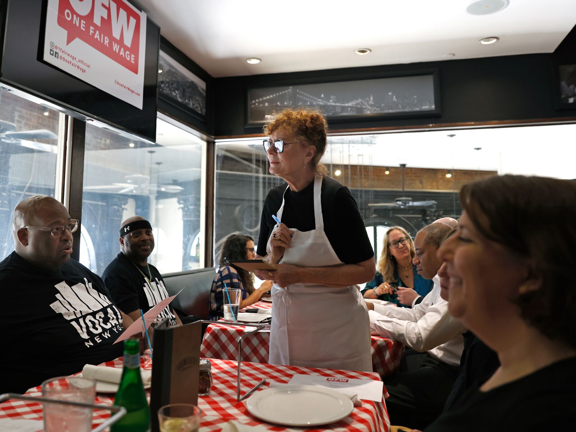 Susan Sarandon volta a ser empregada de mesa e exige salários dignos