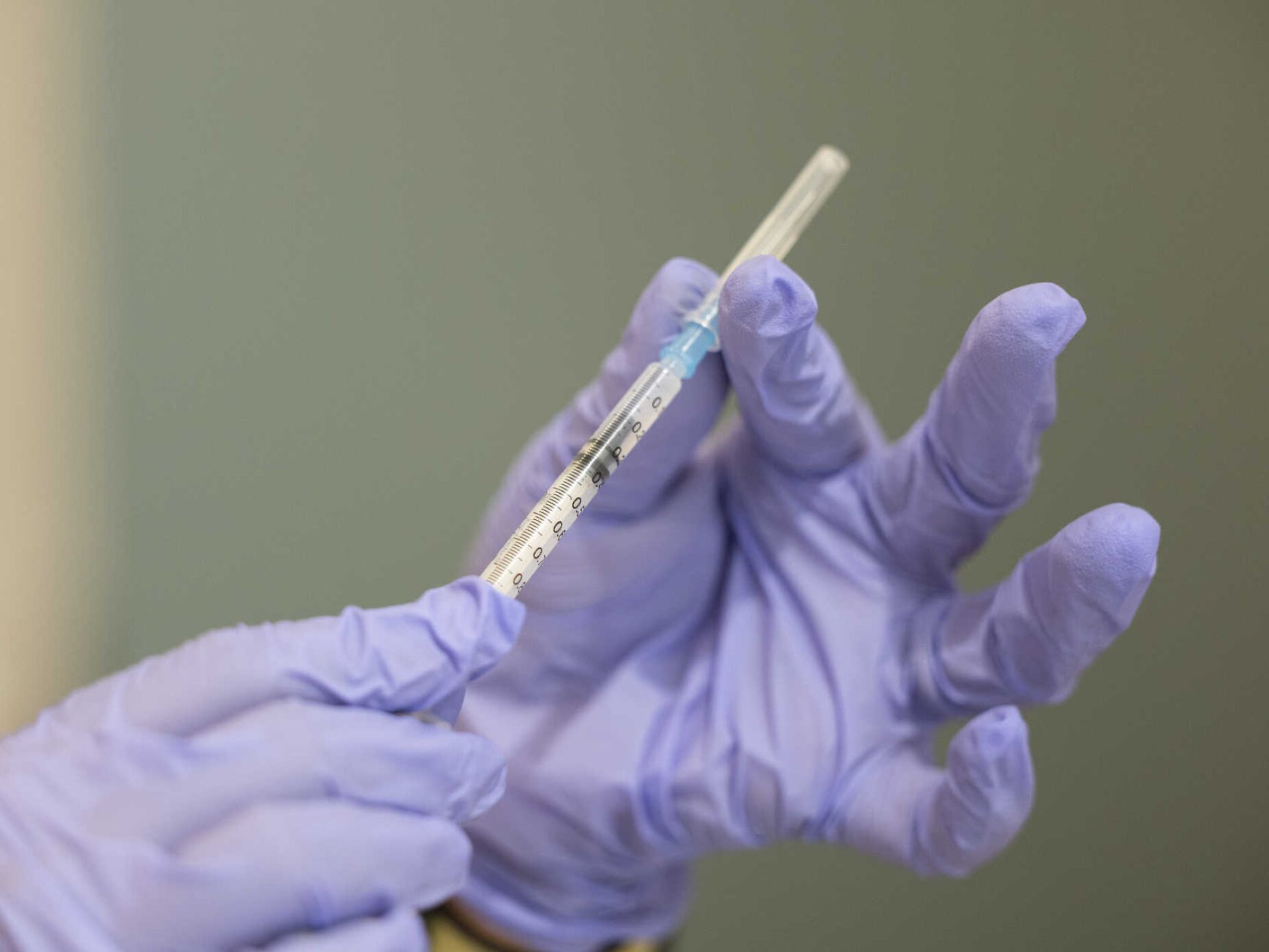 Comissão Europeia quer aumentar prevenção de certos cancros pela vacinação