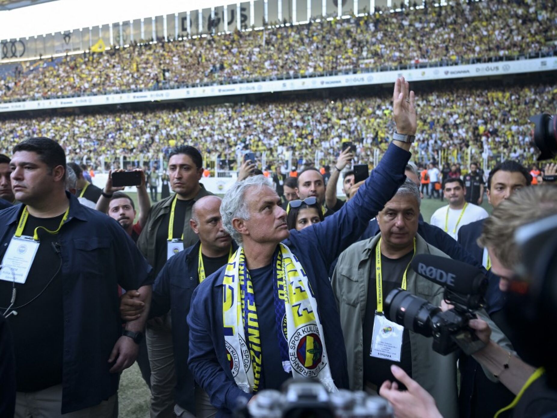 Mourinho leva adeptos do Fenerbahçe à loucura: “Esta camisola é a minha pele”