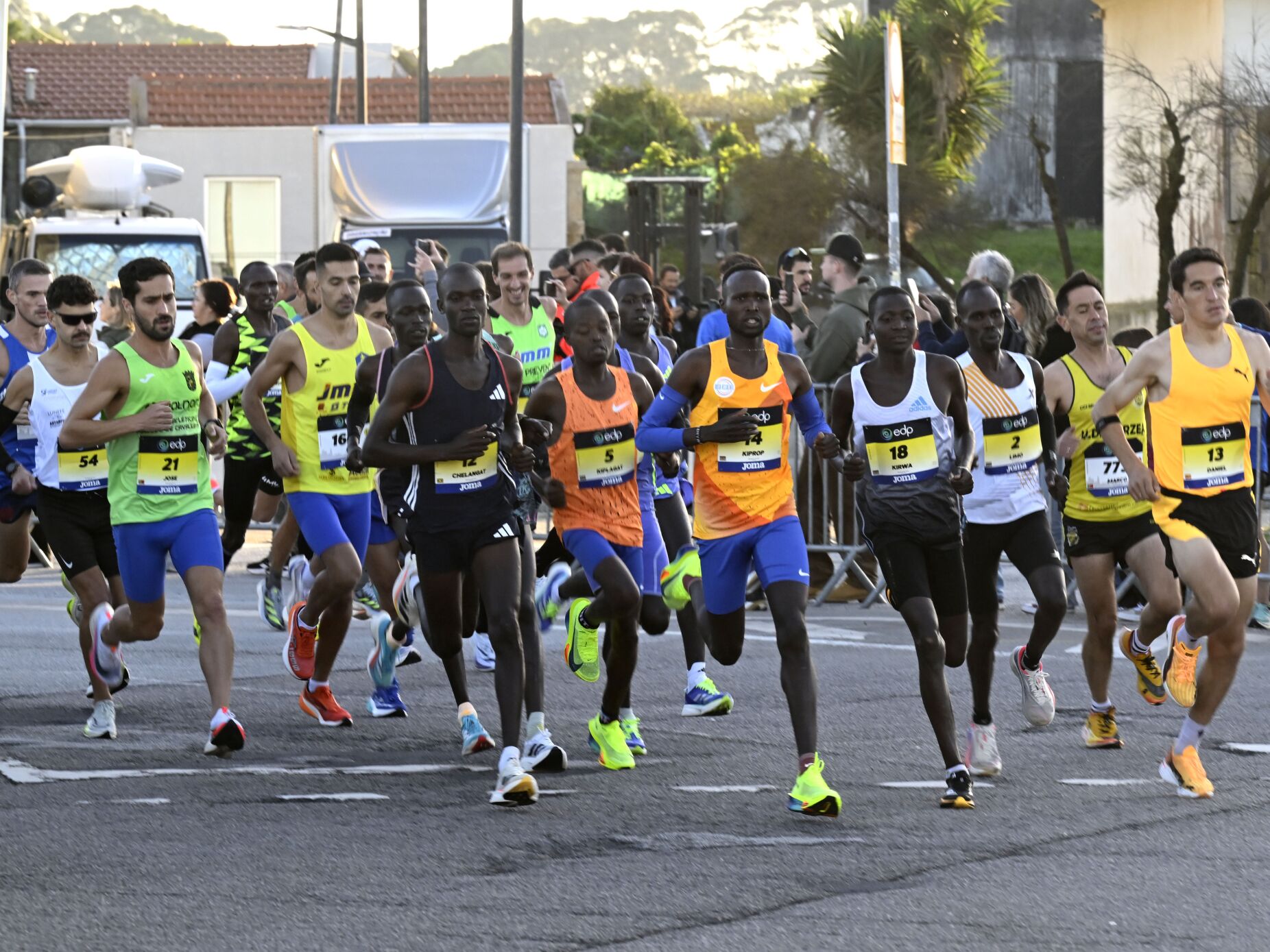 Ugandês Abel Chelangat vence 20.ª edição da Maratona do Porto