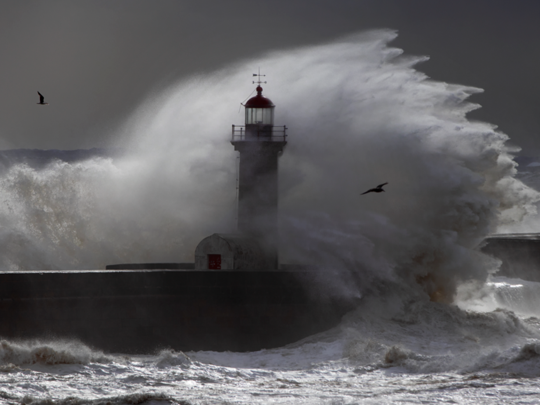 Ondas com 4 a 4,5 metros colocam sete distritos sob aviso amarelo devido à agitação marítima