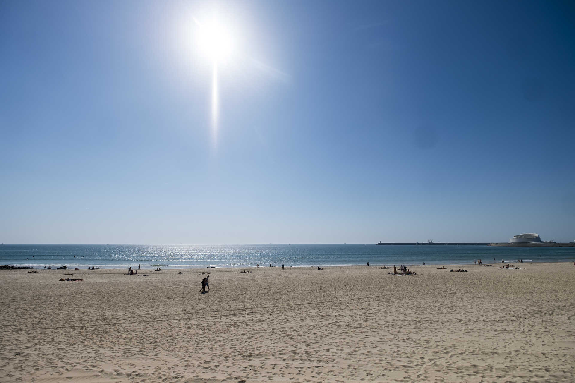 Temperaturas chegam aos 40º. Aviso amarelo em oito distritos e cerca de ...