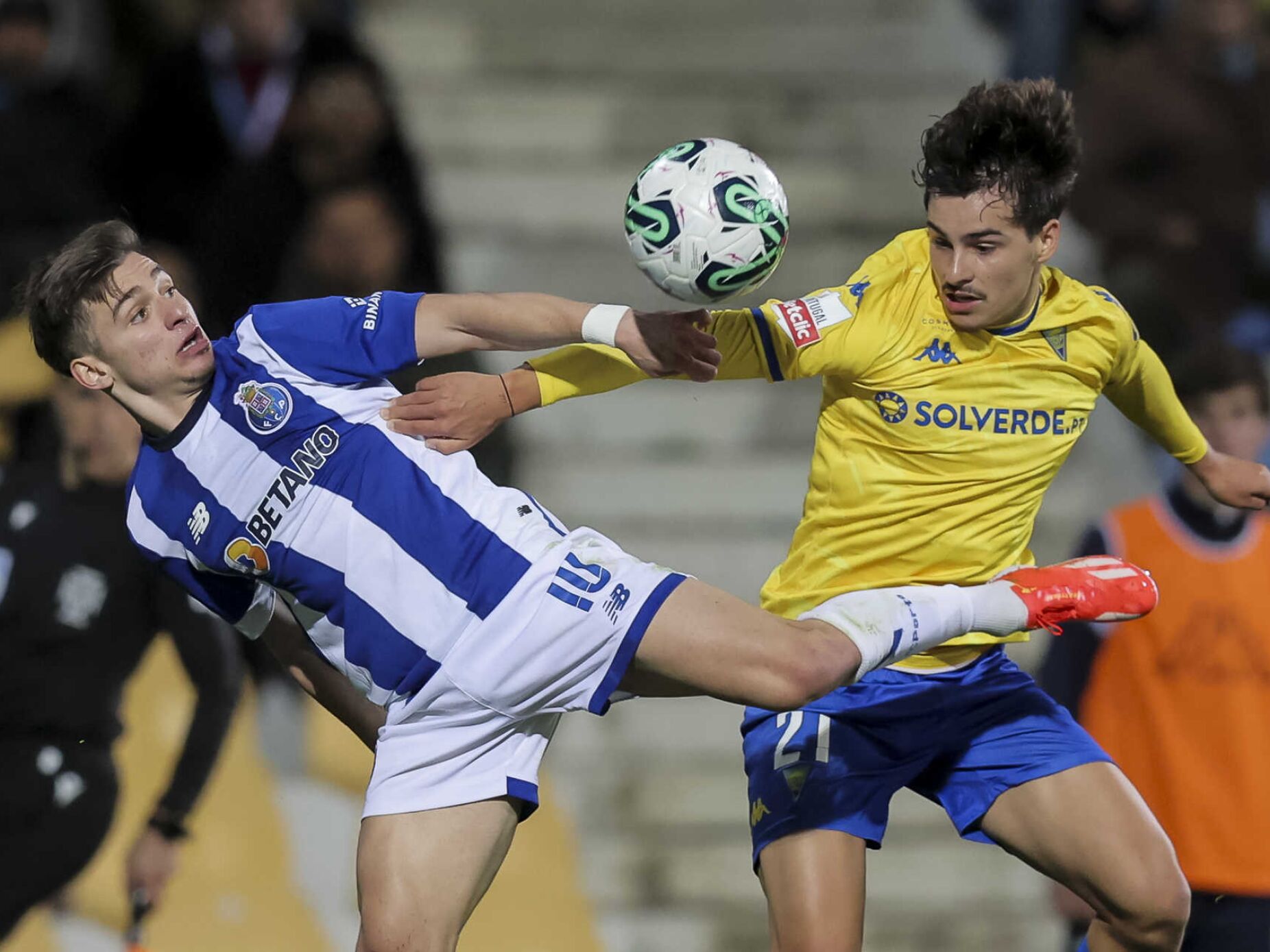 FC Porto perde no Estoril em jogo com várias expulsões e final com grande confusão