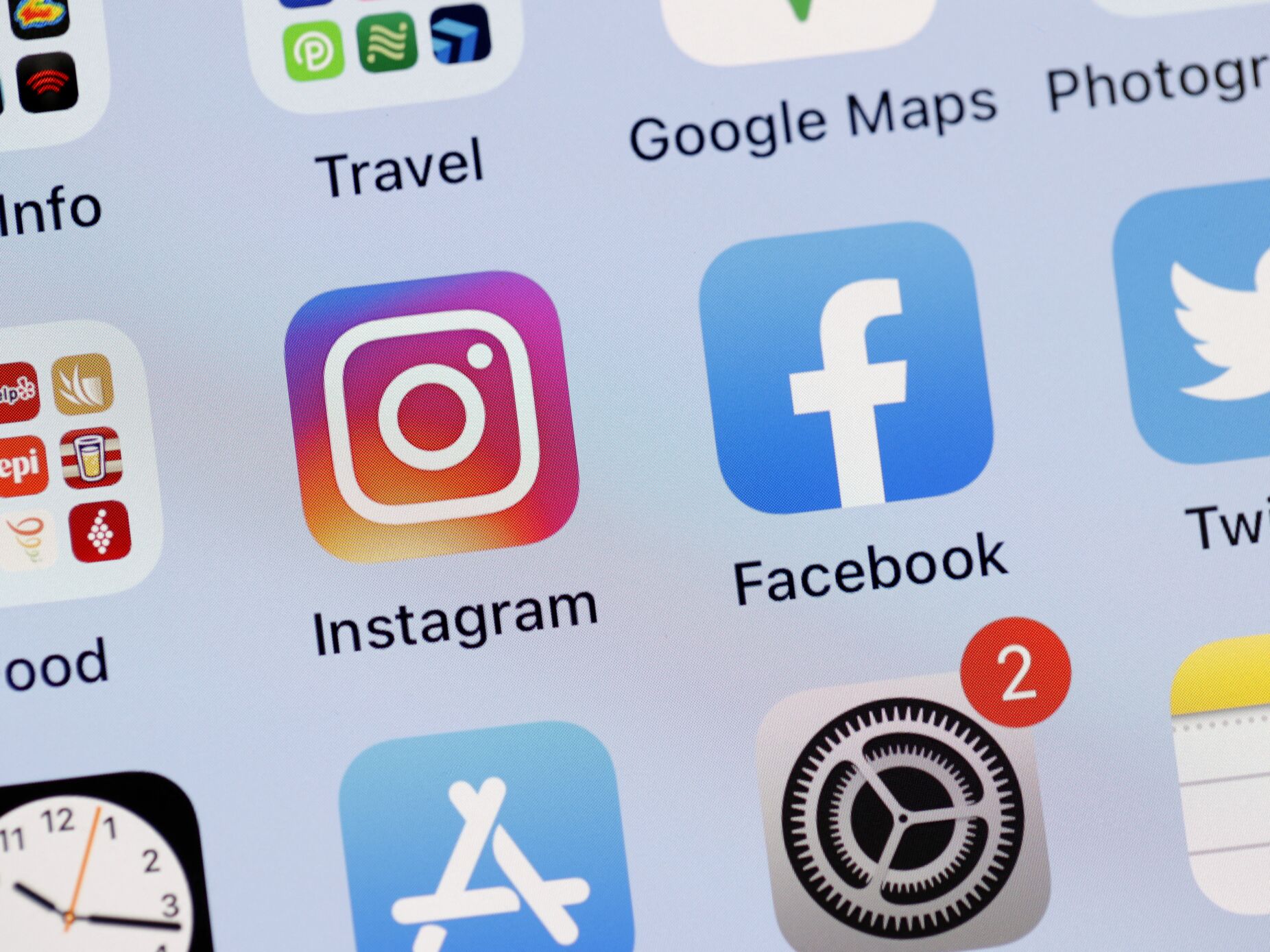 Cirurgião-geral dos EUA defende avisos de saúde nas redes sociais para alertar sobre potenciais riscos nos utilizadores mais novos