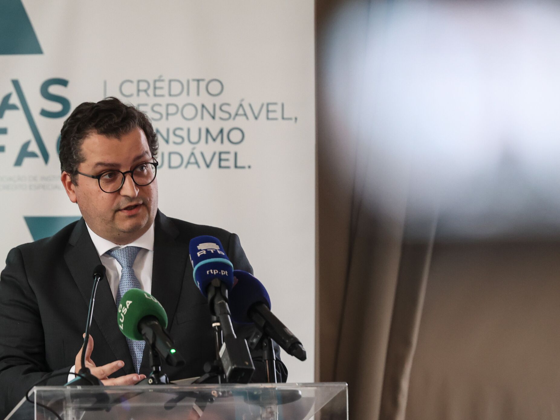 Ministro das Finanças acusa anterior governo de aprovar 2500 ME em despesas extraordinárias