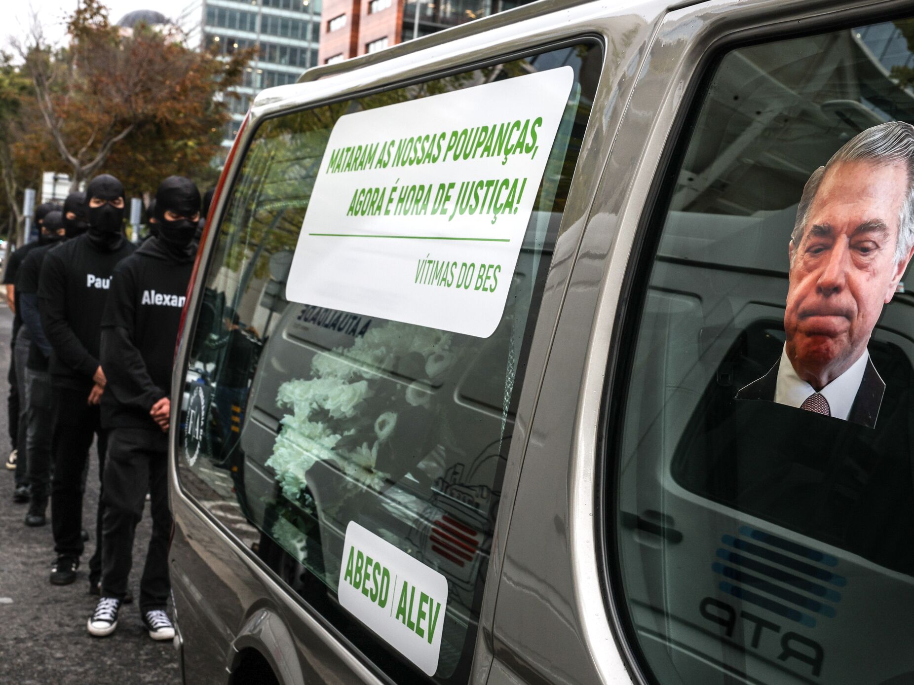 Lesados do BES usam carro funerário para protesto junto ao tribunal