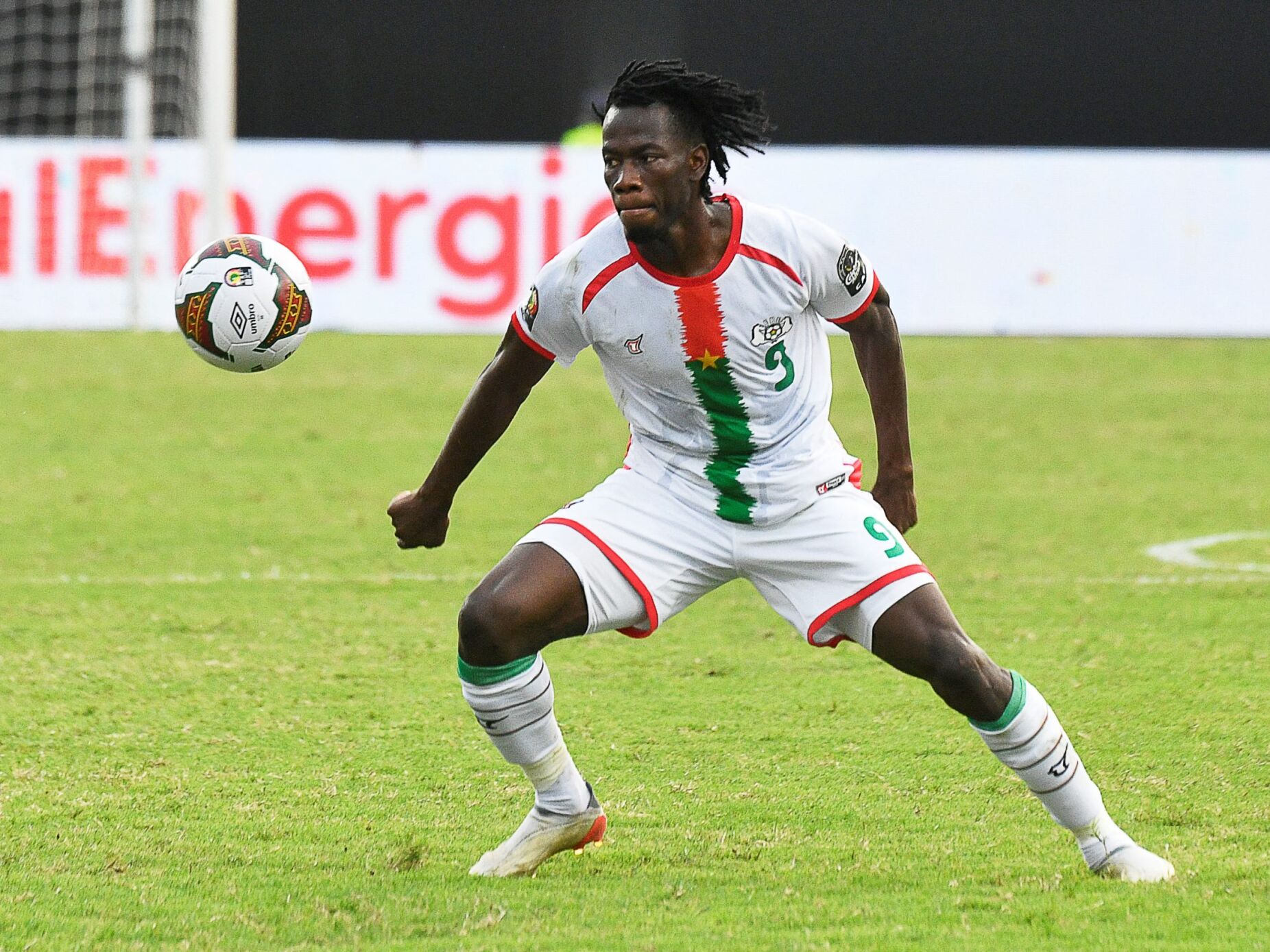 Benfica garante empréstimo de Issa Kaboré, defesa-direito do Manchester City