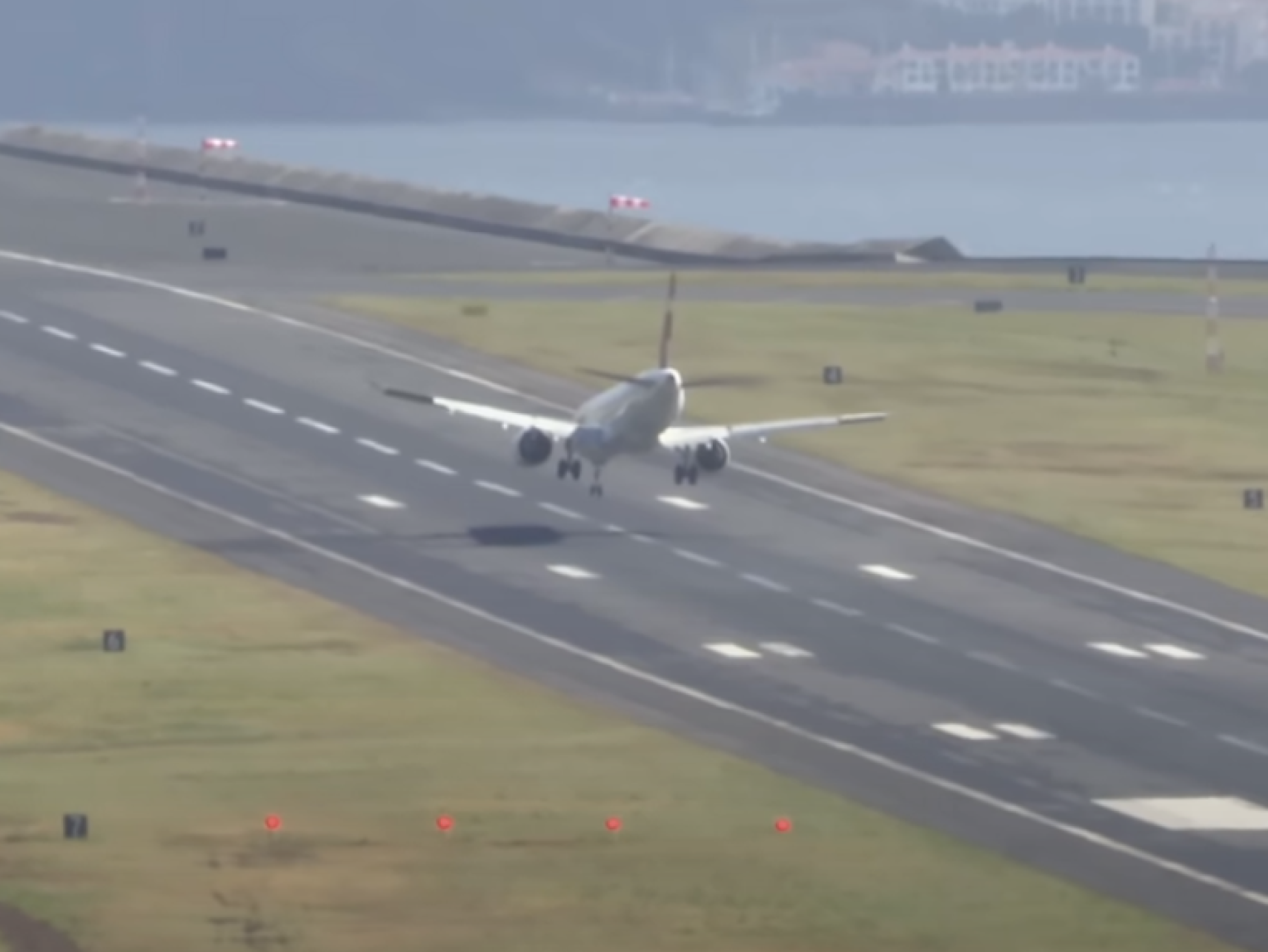 Avião sem passageiros faz aterragem impressionante no aeroporto da Madeira (com vídeo)