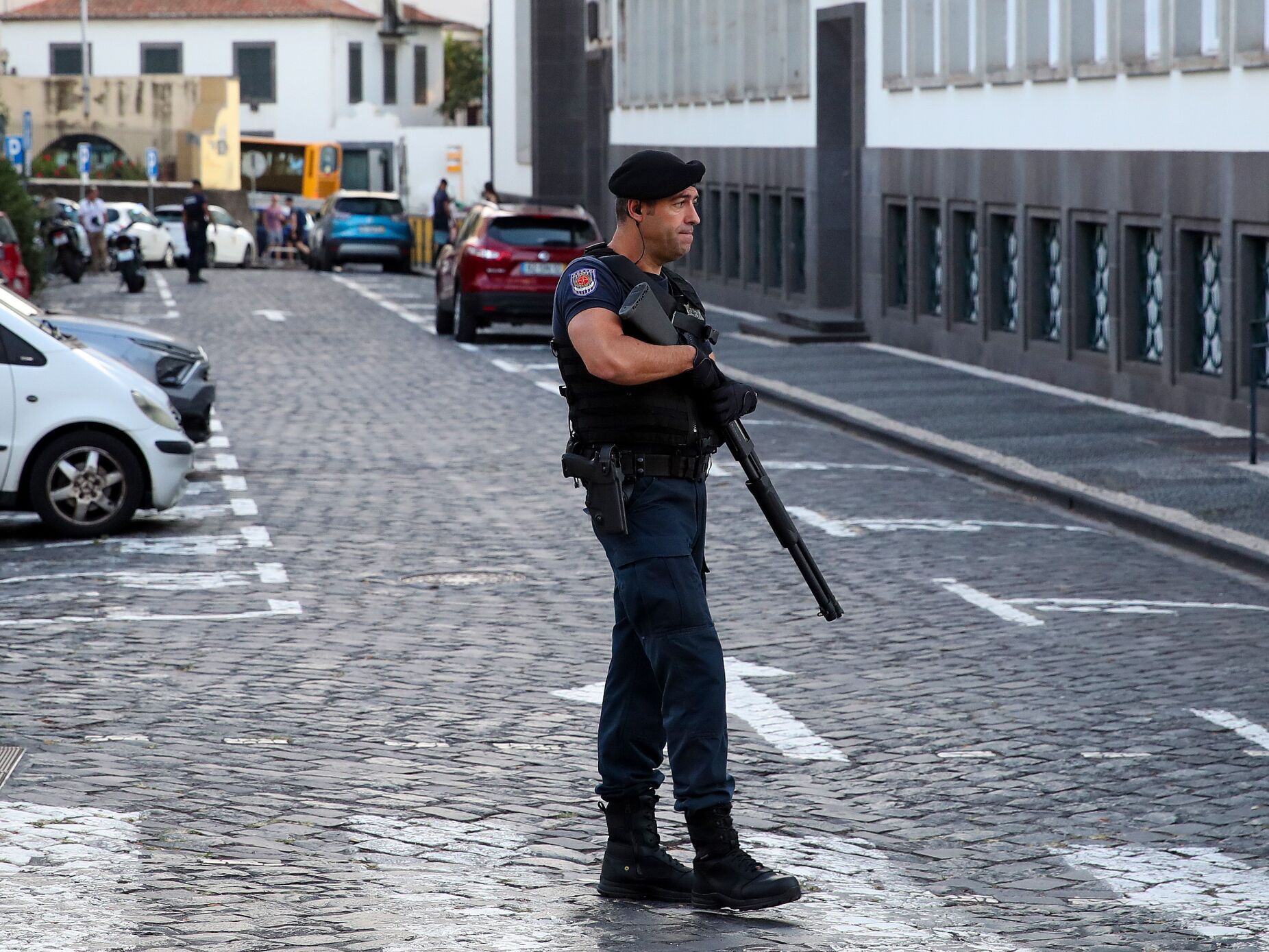 Investigação na Madeira abrange concursos entre 2020 e 2024. Oito detidos estão no tribunal para interrogatório