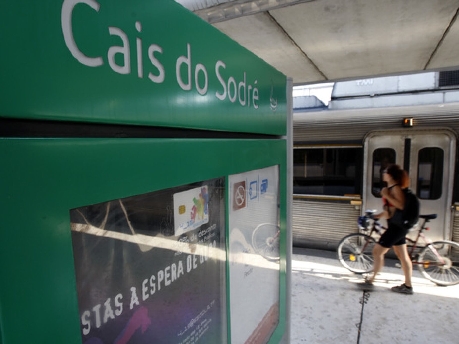 Linha de Cascais volta ao serviço normal em fevereiro