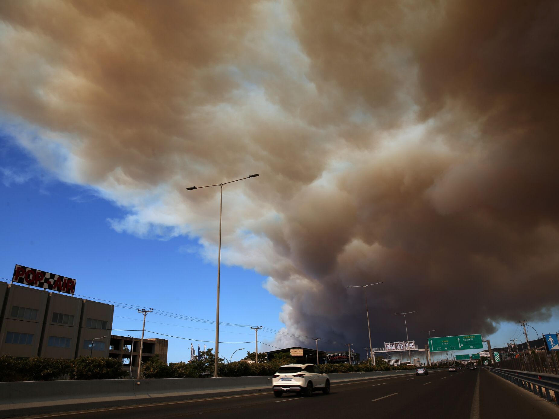 Incêndio leva à evacuação de mais cinco comunidades nos arredores de Atenas