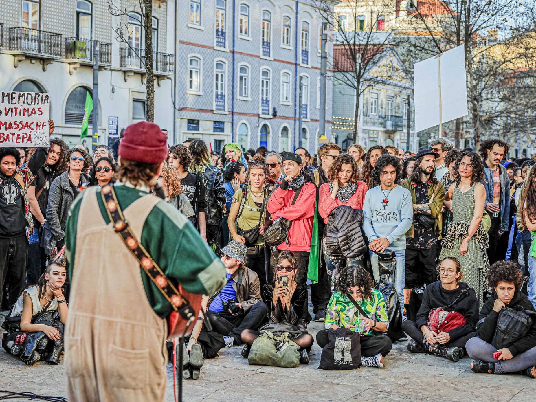 Centenas de pessoas enchem Intendente em arraial contra o racismo