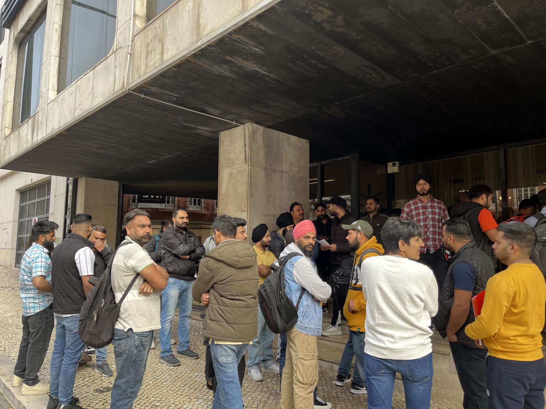 Imigrantes protestam na AIMA por atraso na renovação e emissão de documentos