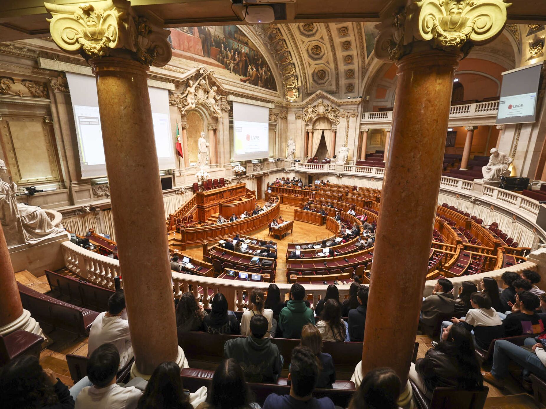 Deputados aprovam direito a escolher nome próprio sem identificação com género