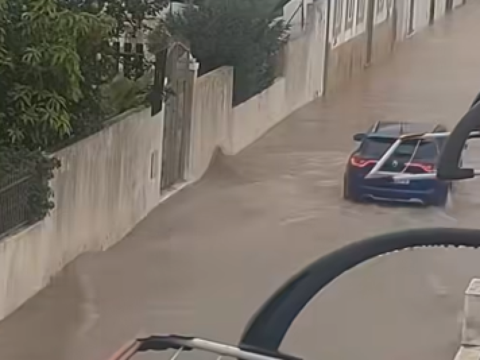 Veja os vídeos. Chuva intensa alagou estradas, caves e lojas em Albufeira e Olhão