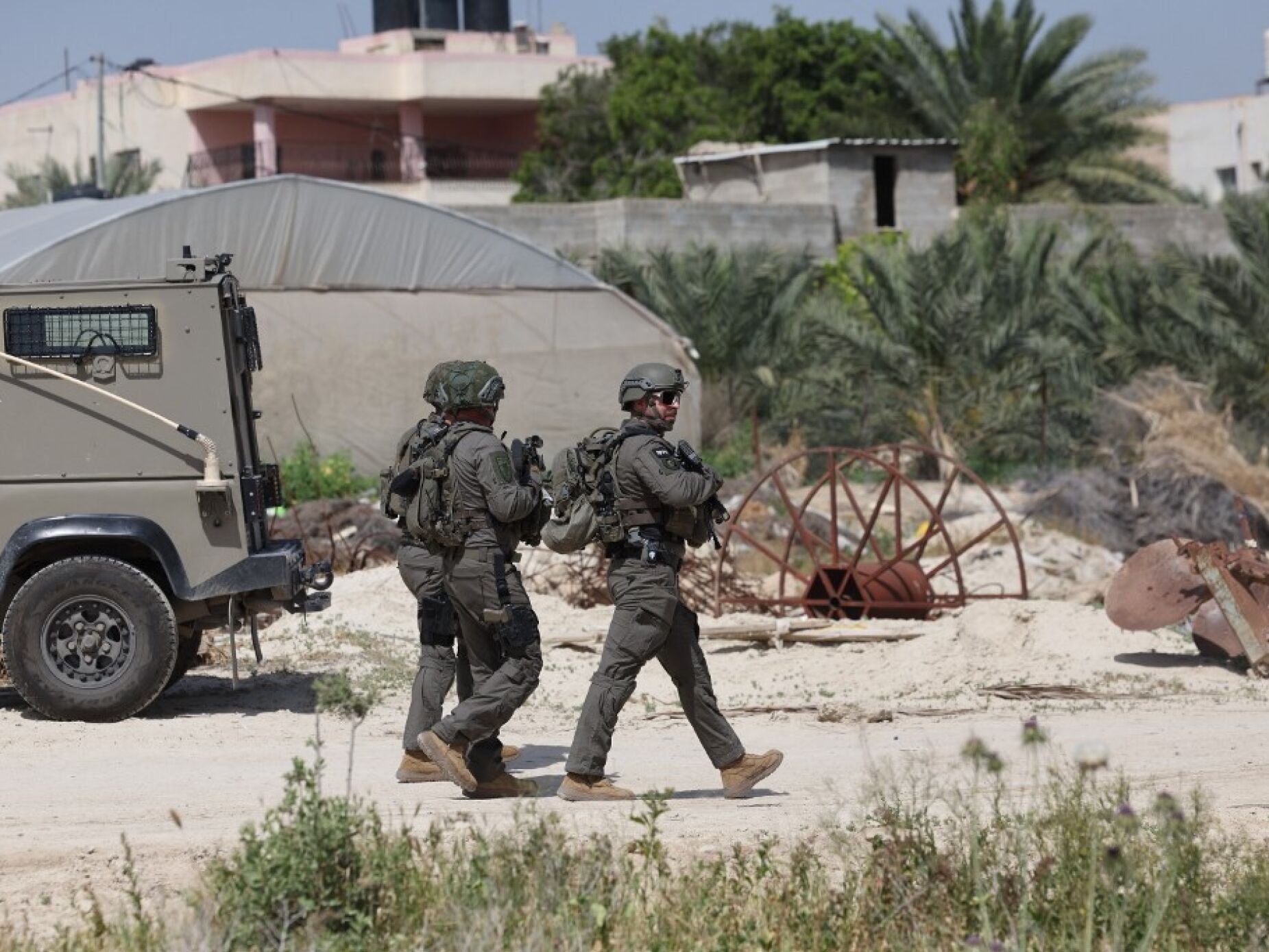 Pelo menos três feridos depois de homem ter disparado contra veículos na Cisjordânia