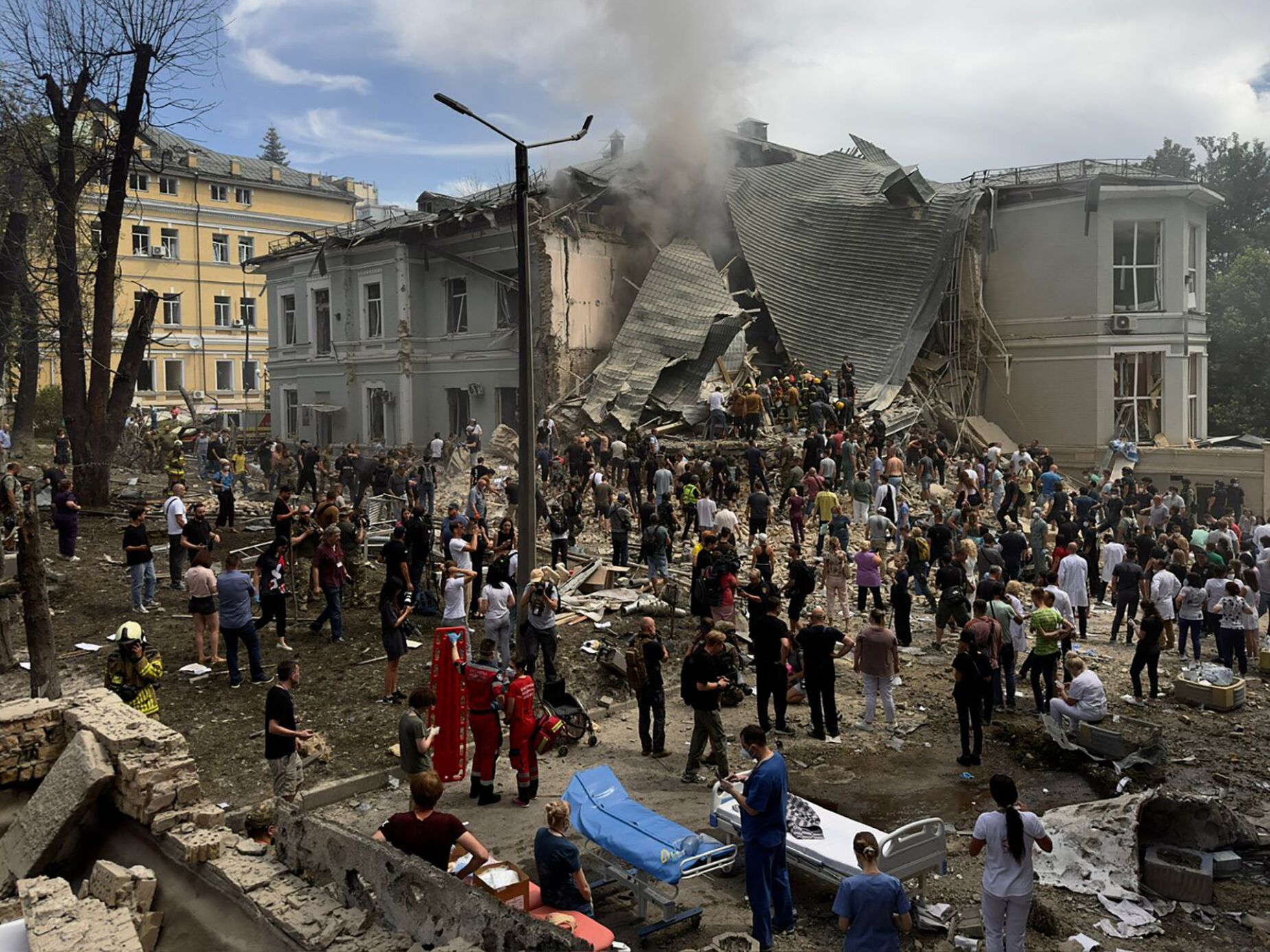 Já são10 mortos em ataque ao centro de Kiev. Hospital pediátrico atingido, russos dizem ter sido míssil ucraniano