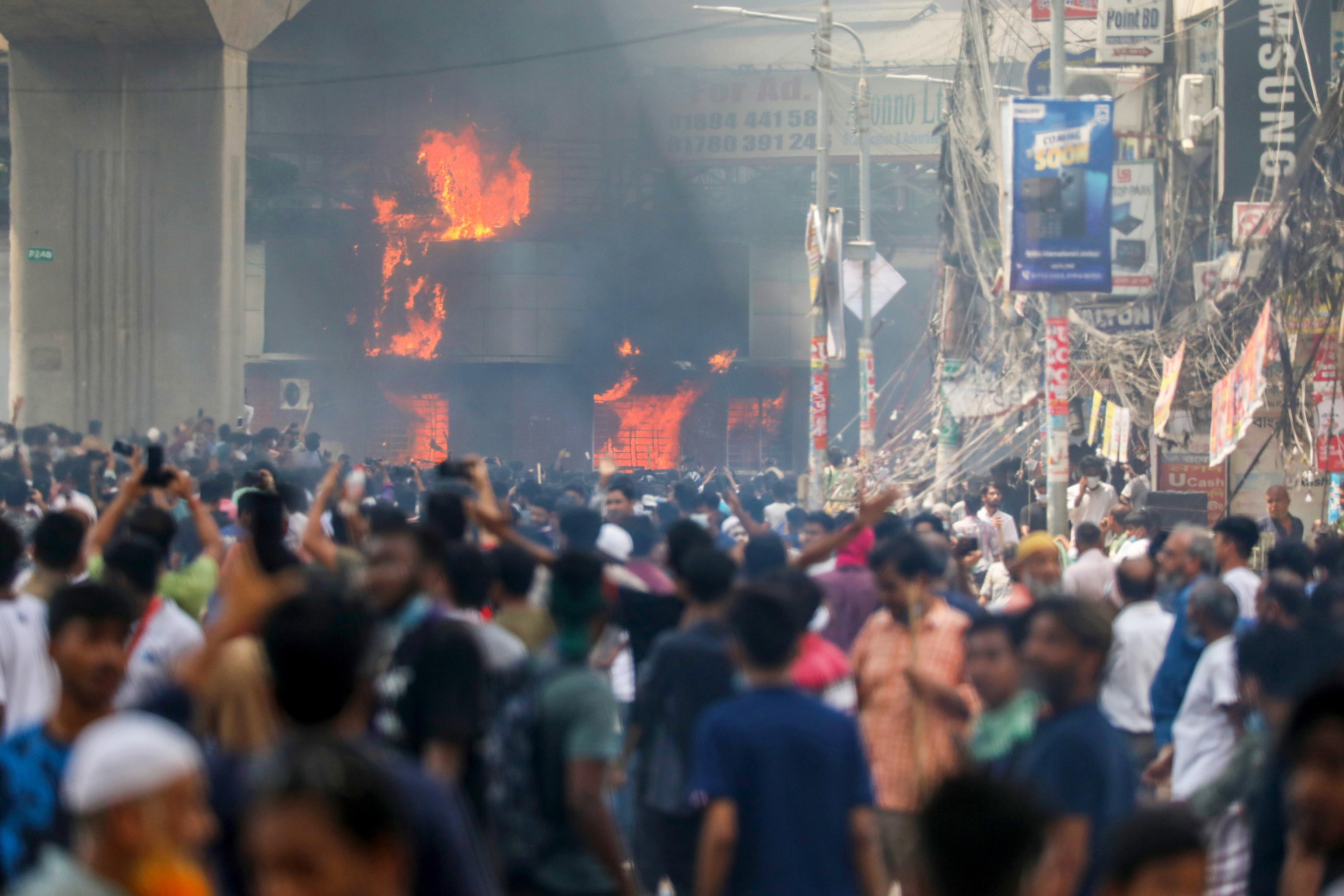 Manifestantes incendeiam sede da televisão estatal do Bangladesh com "muitas pessoas no interior"