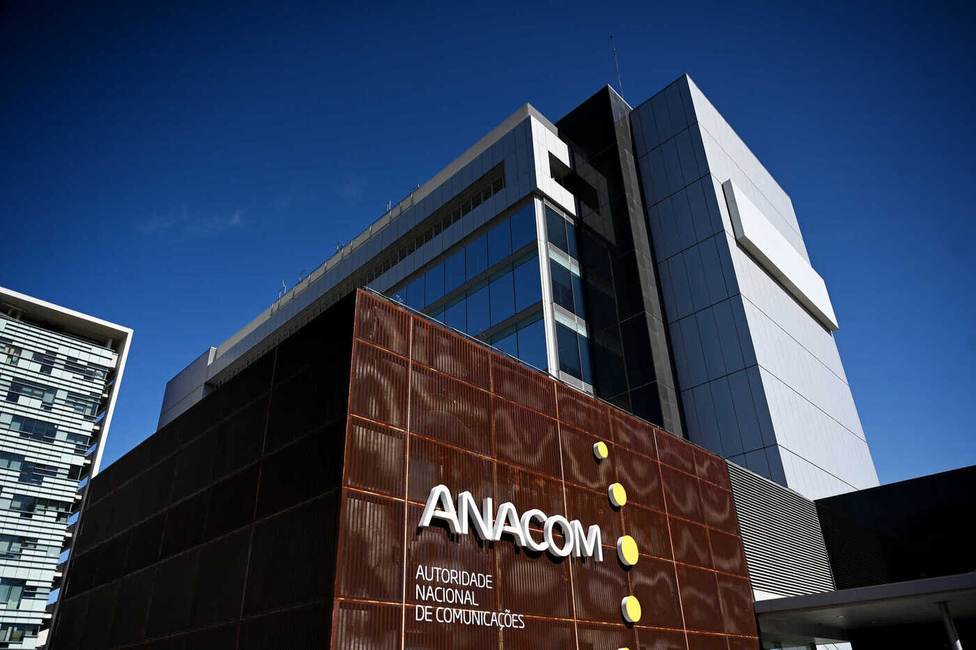 Anacom Multa Em Mil Euros Meo Nos Vodafone E Nowo Por Servi Os De Valor Acrescentado