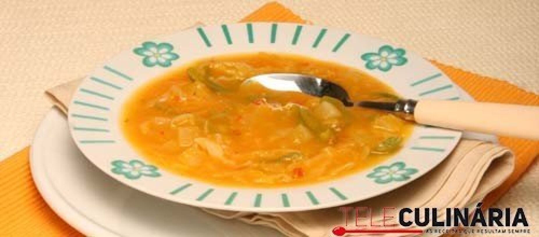 Sopa de courgete com legumes laminados