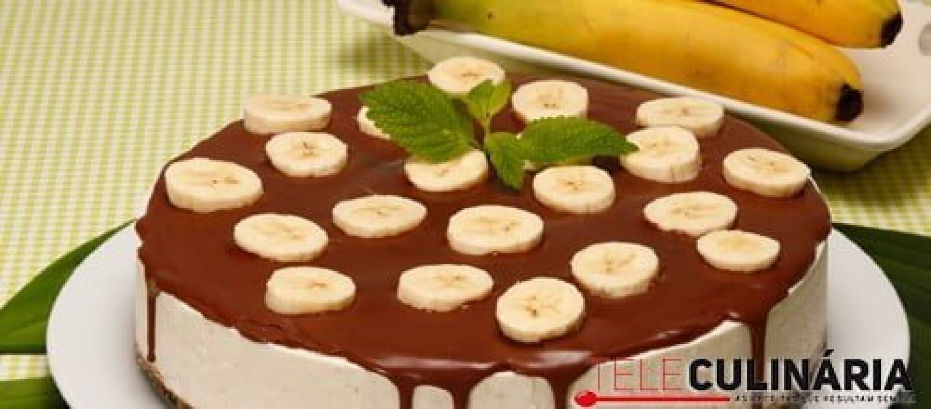 Cheesecake de banana com calda de chocolate