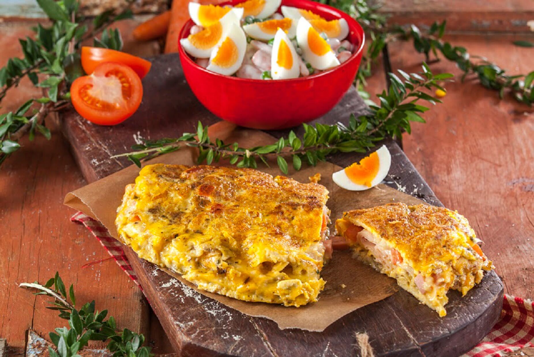 Omelete com queijo e carnes frias