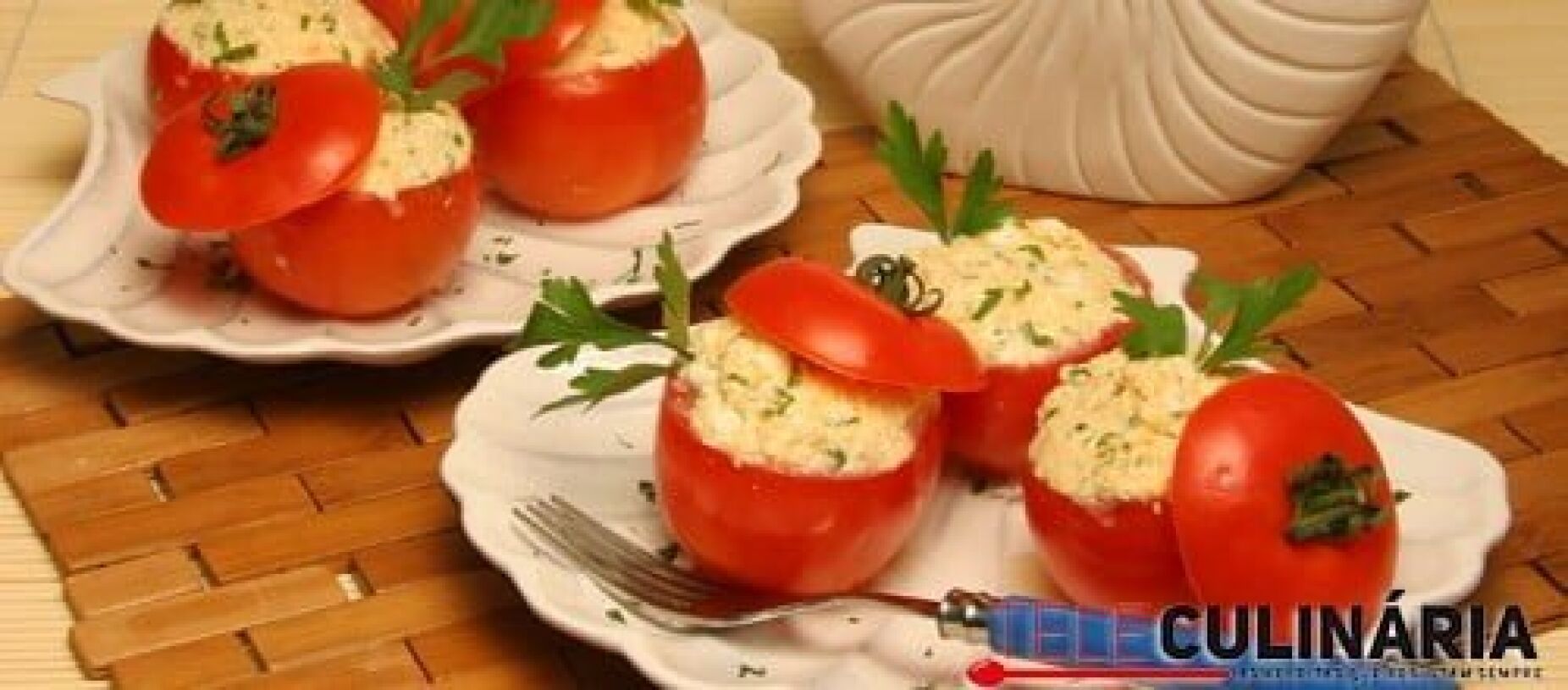 Tomates recheados com queijo fresco e ervas