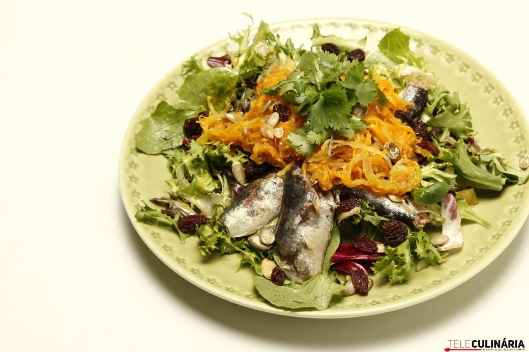 Salada de sardinha com escabeche, passas e pevides